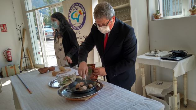 Demostración de la forma de cocinar del Neolítico con piedras calientes Demostración de la forma de cocinar del Neolítico con piedras calientes