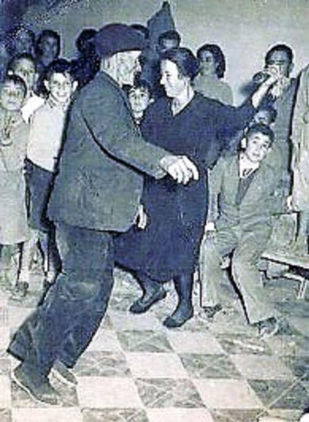 Año 1955. Baile tradicional en el casino de la Sociedad "El Buen Pensamiento", en Los Puertos de Arriba. Bailan el tío Pequeño y Anica "La Gasera", acompañando con sus postizas. Año 1955. Baile tradicional en el casino de la Sociedad "El Buen Pensamiento", en Los Puertos de Arriba. Bailan el tío Pequeño y Anica "La Gasera", acompañando con sus postizas.