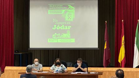 La alcaldesa, Mª Teresa García, en el centro explicando la campaña, acompañada de los dos concejales La alcaldesa, Mª Teresa García, en el centro explicando la campaña, acompañada de los dos concejales
