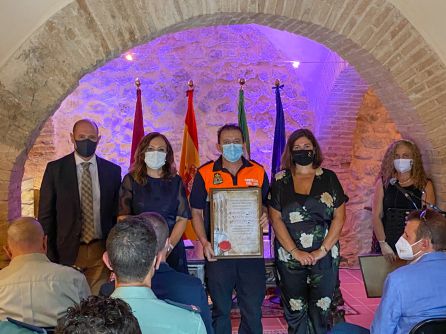 Pedro Marcos recibe el reconocimiento al Grupo de Voluntarios de Protección Civil de Jódar Pedro Marcos recibe el reconocimiento al Grupo de Voluntarios de Protección Civil de Jódar