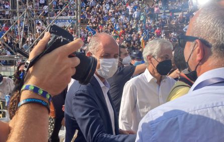 Camps ha regresado a un gran acto en la plaza de toros diez años después de su salida del Consell. Camps ha regresado a un gran acto en la plaza de toros diez años después de su salida del Consell.