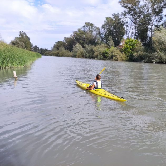 Una usuaria, en su kayak camino a la Cartuja Una usuaria, en su kayak camino a la Cartuja