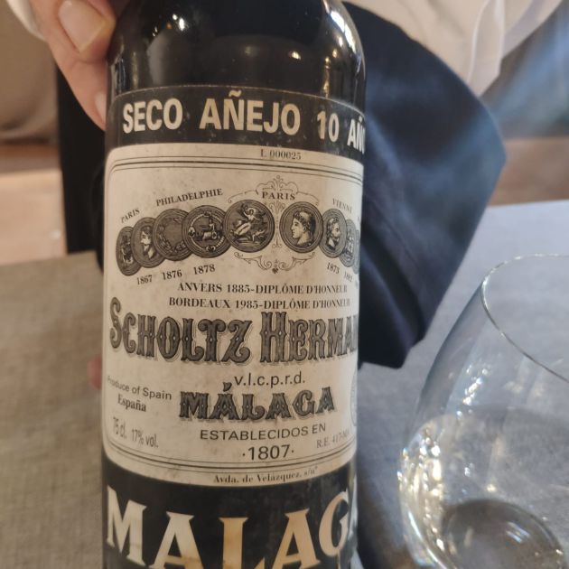 Primer plano de una de las botellas de vinos viejos catados Primer plano de una de las botellas de vinos viejos catados