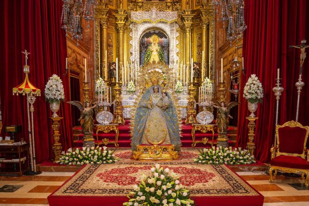 Altar de veneración de la Virgen del Rosario de la Macarena Altar de veneración de la Virgen del Rosario de la Macarena