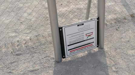 Otro cartel arrancado Otro cartel arrancado