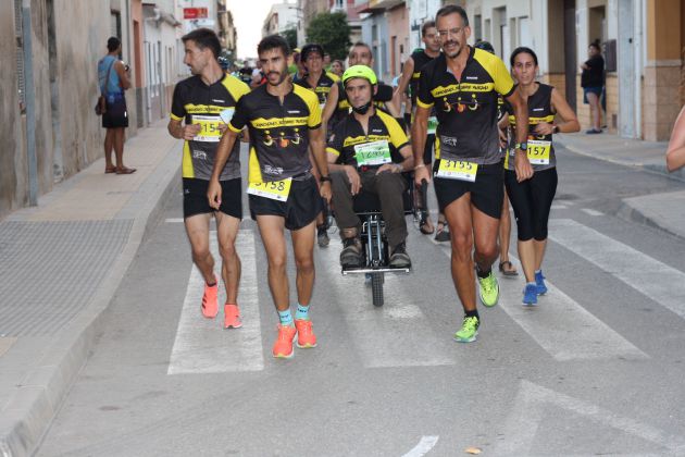 En plena carrera con una de sus dos sillas para personas con discapacidad En plena carrera con una de sus dos sillas para personas con discapacidad
