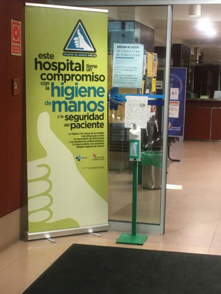 El hospital lucde varios carteles que le acredita como un centro sanitario comprometido con la higiene de manos y la seguridad de los pacientes El hospital lucde varios carteles que le acredita como un centro sanitario comprometido con la higiene de manos y la seguridad de los pacientes