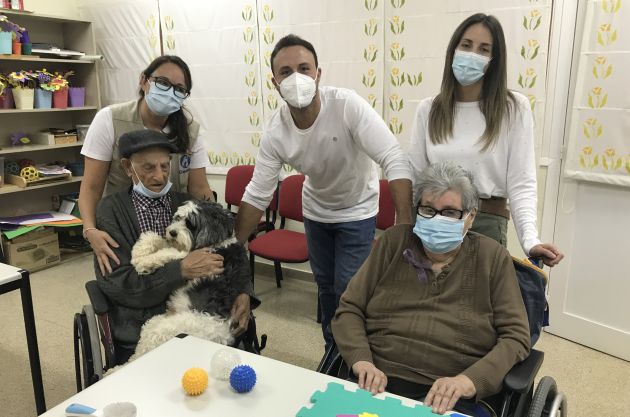 El equipo de Gudcan, con Carolina Poliniato, Luis Huerta y Patricia Roberto, junto a Ciriaco, Antolina y el perro Febrero. El equipo de Gudcan, con Carolina Poliniato, Luis Huerta y Patricia Roberto, junto a Ciriaco, Antolina y el perro Febrero.