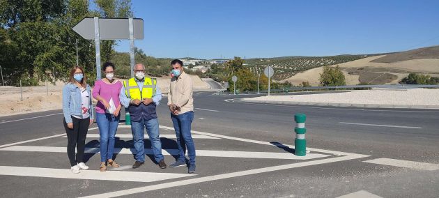 Finalizada la glorieta en la intersección de la A-315 Finalizada la glorieta en la intersección de la A-315