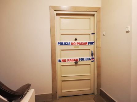 Puerta de acceso al domicilio precintada por la Policía. Puerta de acceso al domicilio precintada por la Policía.