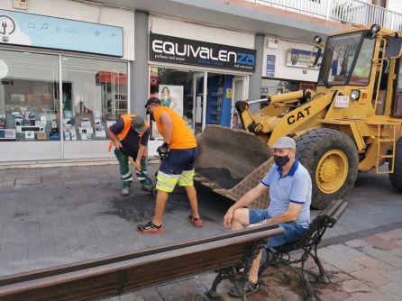 Operarios limpiando la ceniza Operarios limpiando la ceniza