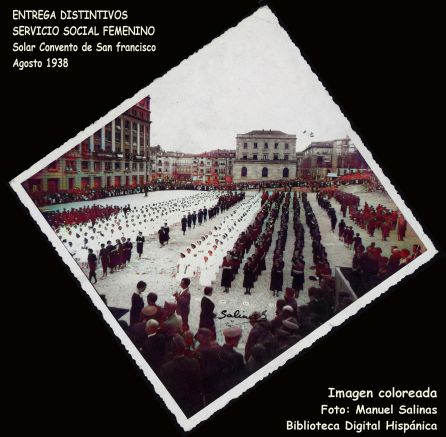 Las mujeres formadas en la explanada Las mujeres formadas en la explanada