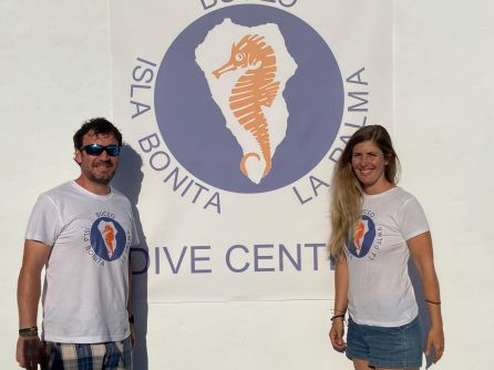 Rubén Solís junto a su compañera ante una promoción de su empresa de buceo Rubén Solís junto a su compañera ante una promoción de su empresa de buceo