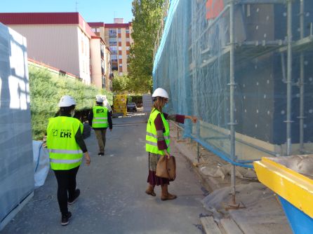 Raquel González comrpueba in situ el desarrollo de las obras Raquel González comrpueba in situ el desarrollo de las obras