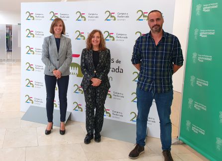 De izquierda a derecha, la subdirectora de la EIAF, Flor Álvarez, la vicerrectora del campus, Pilar Marqués y el responsable de la empresa Bosques y Ríos, Joaquín Garnica De izquierda a derecha, la subdirectora de la EIAF, Flor Álvarez, la vicerrectora del campus, Pilar Marqués y el responsable de la empresa Bosques y Ríos, Joaquín Garnica