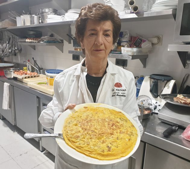 Ciri González posa con la tortilla de patata que le ha valido el título de campeona de España en 4 ediciones del concurso Ciri González posa con la tortilla de patata que le ha valido el título de campeona de España en 4 ediciones del concurso