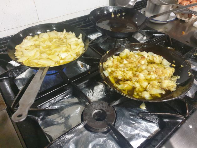 Las sartenes donde Ciri González hace las tortillas, uno de los secretos de la receta Las sartenes donde Ciri González hace las tortillas, uno de los secretos de la receta