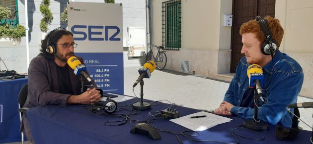El concejal de Cultura, José Vicente Valencia, junto con Kevin Orman El concejal de Cultura, José Vicente Valencia, junto con Kevin Orman