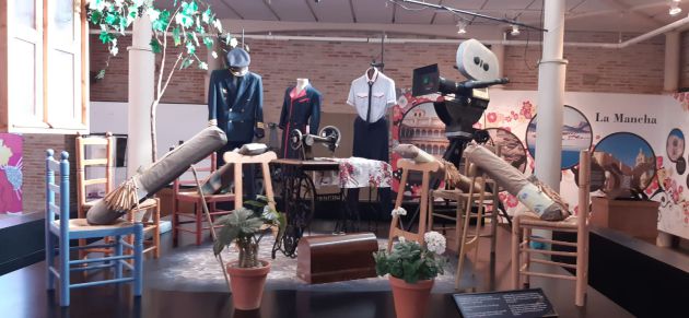 Exposición de objetos y trajes que podemos ver en las películas de Pedro Almódovar y que se exhiben en el Centro Cultural "Rafael Serrano" Exposición de objetos y trajes que podemos ver en las películas de Pedro Almódovar y que se exhiben en el Centro Cultural "Rafael Serrano"