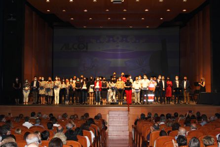 Gran part de l'equip que va fer possible la vacunació massiva al departament de Salut d'Alcoi després de rebre els seus reconeixements individuals Gran part de l'equip que va fer possible la vacunació massiva al departament de Salut d'Alcoi després de rebre els seus reconeixements individuals