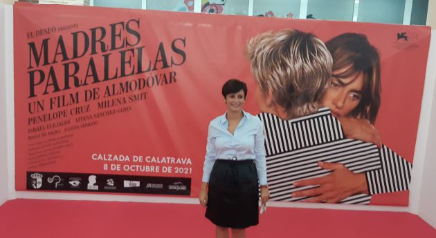 Isabel Rodríguez posando junto al cartel de "Madres Paralelas" a su llegada a Calzada de Calatrava Isabel Rodríguez posando junto al cartel de "Madres Paralelas" a su llegada a Calzada de Calatrava