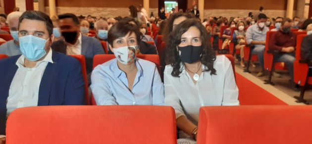 Isabel Rodríguez junto a la alcaldesa de Calzada, Gema García antes de la proyección del estreno de "Madres Paralelas" Isabel Rodríguez junto a la alcaldesa de Calzada, Gema García antes de la proyección del estreno de "Madres Paralelas"