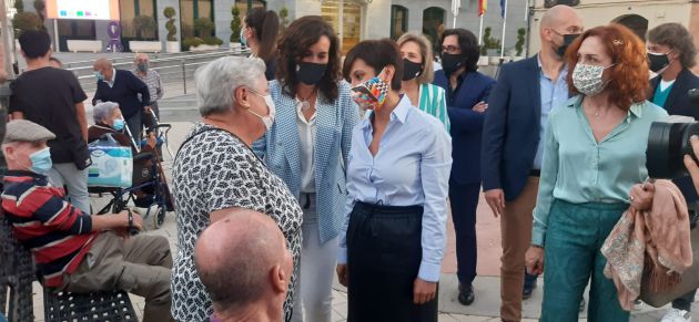 Isabel Rodríguez junto a la alcaldesa, Gema García y la Subdelegada Mari Ángeles Herreros saludan a vecinos y vecinas de Calzada en la Plaza de España Isabel Rodríguez junto a la alcaldesa, Gema García y la Subdelegada Mari Ángeles Herreros saludan a vecinos y vecinas de Calzada en la Plaza de España