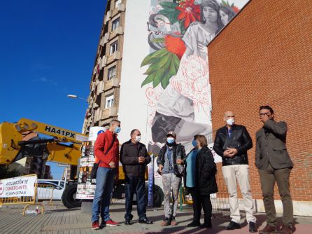 La autora del mural, tercera por la izquierda, con responsables de las asociaciones de comerciantes y vecinos del berrio, y el artista arandino Namo Lázaro (a la dcha) La autora del mural, tercera por la izquierda, con responsables de las asociaciones de comerciantes y vecinos del berrio, y el artista arandino Namo Lázaro (a la dcha)