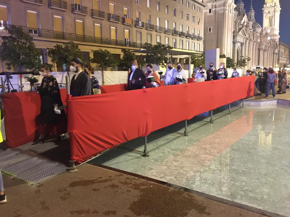 La pasarela por la que tienen que pasar los oferentes para salvar el agua de la fuente de la Hispanidad. La pasarela por la que tienen que pasar los oferentes para salvar el agua de la fuente de la Hispanidad.