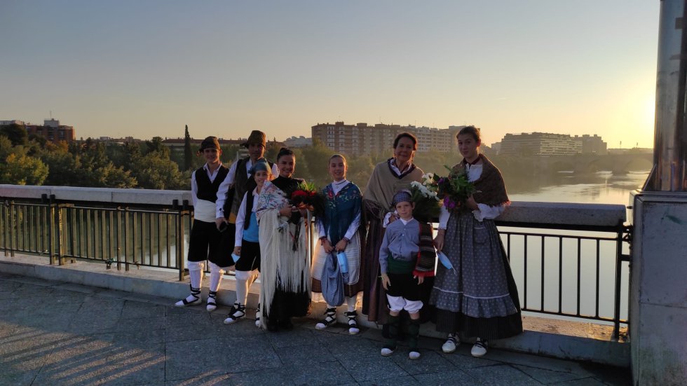 Pequeña parada de los oferentes en el Puente de Santiago para hacerse una foto. Pequeña parada de los oferentes en el Puente de Santiago para hacerse una foto.