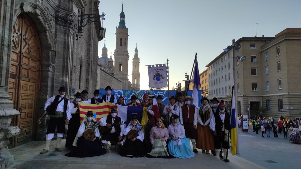 Fotografía de grupo de la Casa de Canarias que ha participado en la ofrenda antes de dejar su ofrenda a la Virgen del Pilar. Fotografía de grupo de la Casa de Canarias que ha participado en la ofrenda antes de dejar su ofrenda a la Virgen del Pilar.