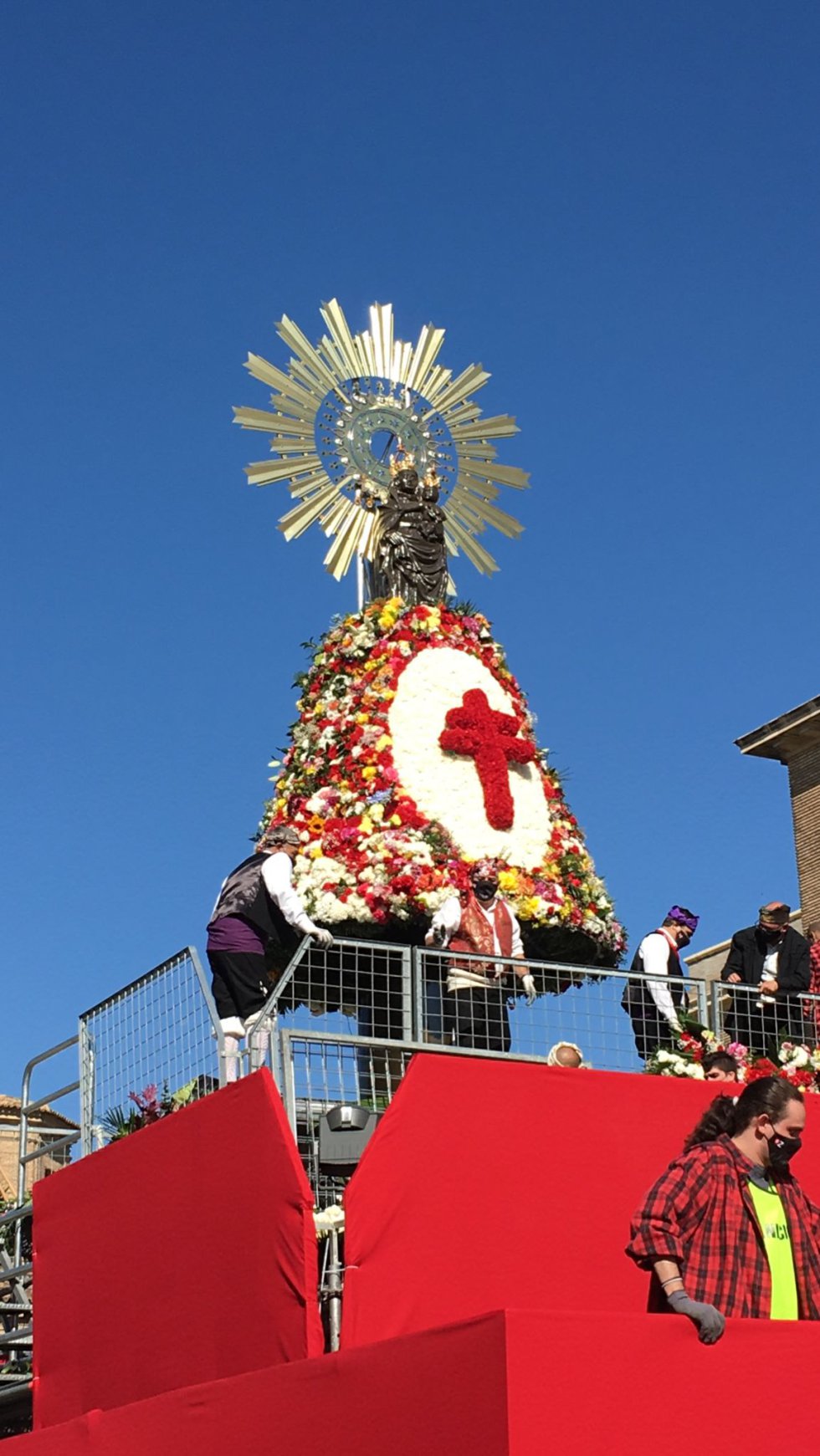 El manto multicolor de la Virgen de esta Ofrenda COVID. El manto multicolor de la Virgen de esta Ofrenda COVID.