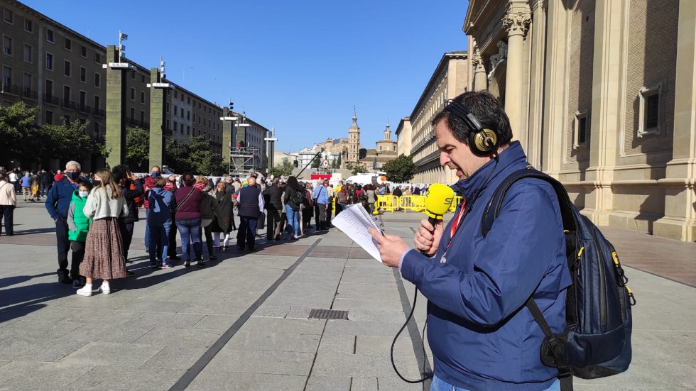 Nuestro compañero Toño Ruesta informando para la Cadena Ser Aragón sobre la ofrenda en la Plaza del Pilar. Nuestro compañero Toño Ruesta informando para la Cadena Ser Aragón sobre la ofrenda en la Plaza del Pilar.