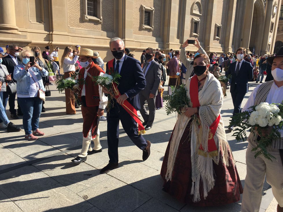 La corporación municipal del Ayuntamiento de Zaragoza durante la ofrenda a la Virgen del Pilar. La corporación municipal del Ayuntamiento de Zaragoza durante la ofrenda a la Virgen del Pilar.