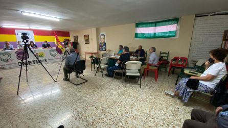 Momento de la rueda de prensa con el público asistente Momento de la rueda de prensa con el público asistente
