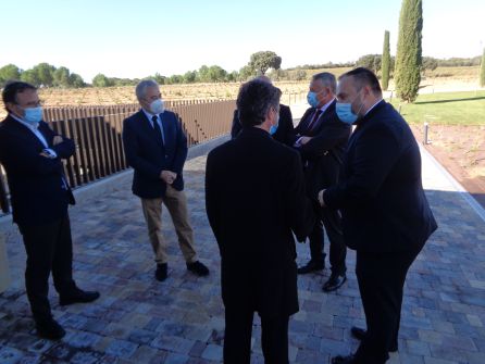 El CEO de la empresa recibe a las visitas en la inauguración El CEO de la empresa recibe a las visitas en la inauguración