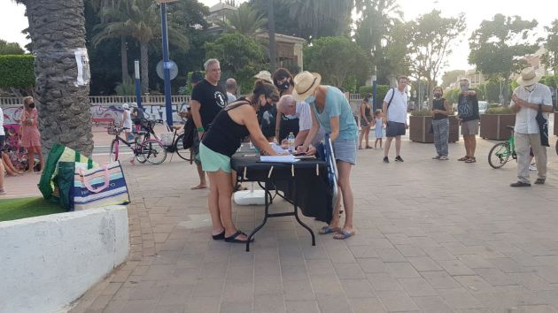 Voluntarios de la ILP recogiendo firmas para que pueda tramitarse como proyecto de ley Voluntarios de la ILP recogiendo firmas para que pueda tramitarse como proyecto de ley