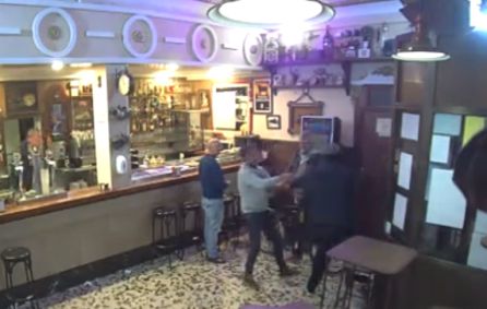 Imagen del vídeo en el que se produce el forcejeo Imagen del vídeo en el que se produce el forcejeo