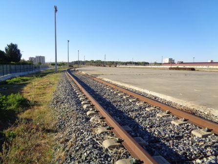 Por aqui hace tiempo que ya no pasa el tren Por aqui hace tiempo que ya no pasa el tren