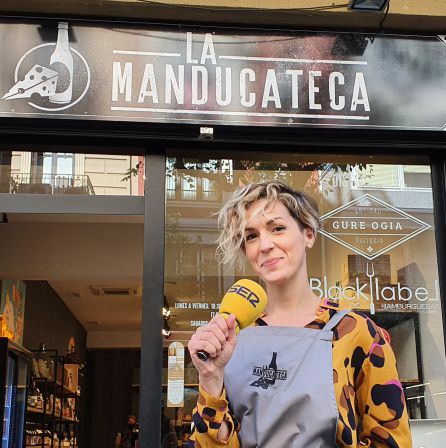 María Mora en la puerta de su quesería María Mora en la puerta de su quesería