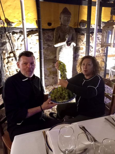 Josu Mugerza y Mireia Alonso degustan las uvas recién recogidas Josu Mugerza y Mireia Alonso degustan las uvas recién recogidas