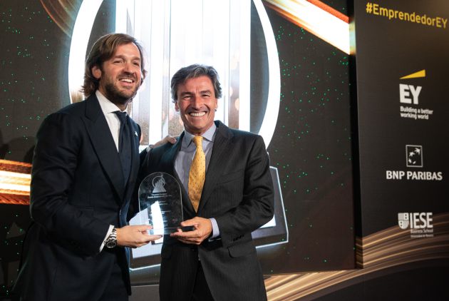 El presidente de EY España, Federico Linares (d); otorga el premio al empresario, Rosauro Varo (i). El presidente de EY España, Federico Linares (d); otorga el premio al empresario, Rosauro Varo (i).