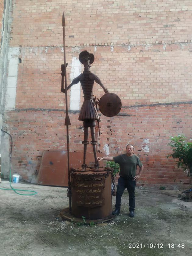 Juan Soria Fernández junto a su obra Juan Soria Fernández junto a su obra