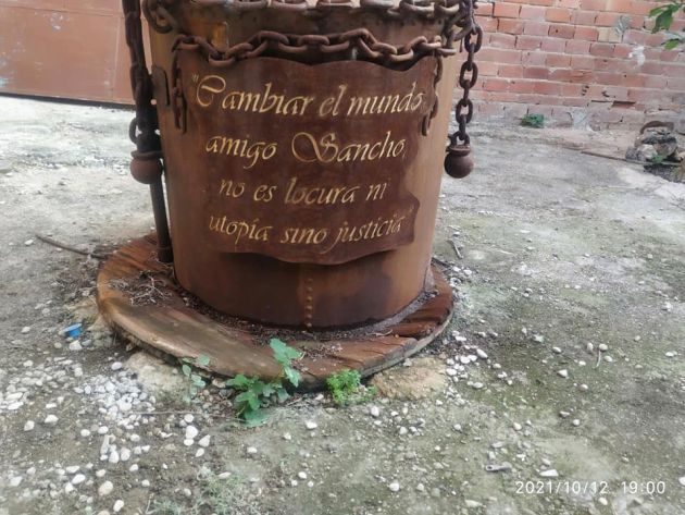 El pie de la gran estatua de hierro con una de las frases míticas del Quijote El pie de la gran estatua de hierro con una de las frases míticas del Quijote
