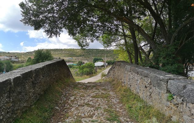 Calzada romana a través del puente. Calzada romana a través del puente.