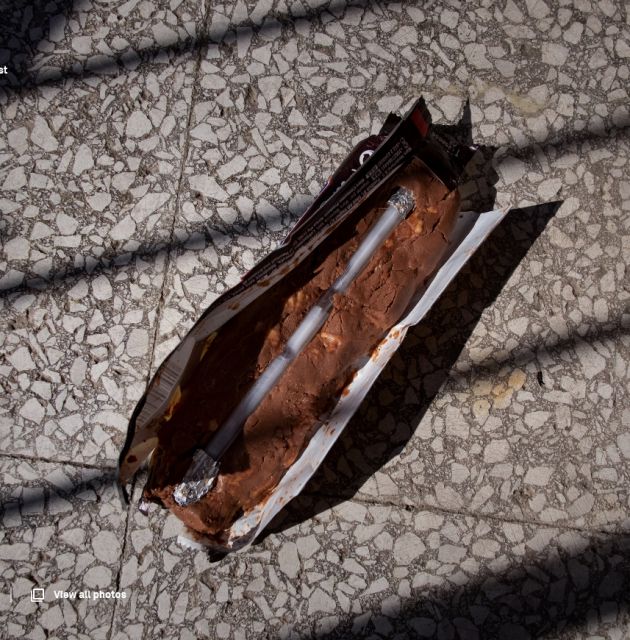 Una barra de chocolate oculta un estuche para bolígrafos, el método preferido para sacar el semen de contrabando de la prisión. Una barra de chocolate oculta un estuche para bolígrafos, el método preferido para sacar el semen de contrabando de la prisión.