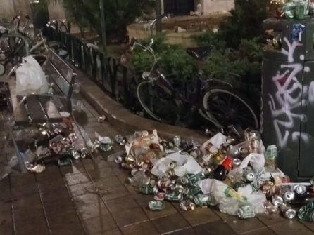 Imágenes del barrio de Benimaclet lleno de suciedad tras el botellón de este domingo de madrugada. Imágenes del barrio de Benimaclet lleno de suciedad tras el botellón de este domingo de madrugada.