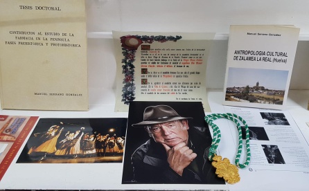 Imagen de la exposición en recuerdo de Manolo Serrano en el seded de la Asociación Cultural La Tertulia Elda-Petrer Imagen de la exposición en recuerdo de Manolo Serrano en el seded de la Asociación Cultural La Tertulia Elda-Petrer