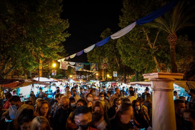 Paseo de Linarejos en la noche del domingo 17 de octubre. Paseo de Linarejos en la noche del domingo 17 de octubre.