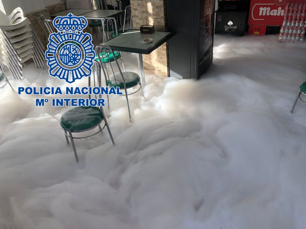 Estado en el que ha quedado el interior del bar tras la intervención de los bomberos Estado en el que ha quedado el interior del bar tras la intervención de los bomberos